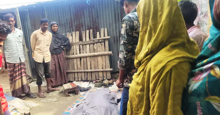 শেরপুরে নিহত নারীর মরদেহ ও আশপাশে এলাকাবাসীর অবস্থান